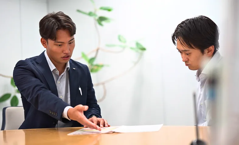 融資プランを提案する営業職のイメージ