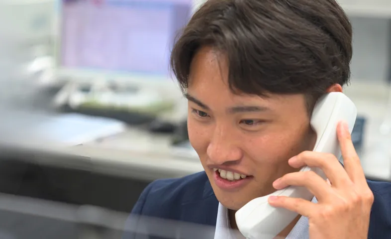 経営者に電話をかける営業職のイメージ